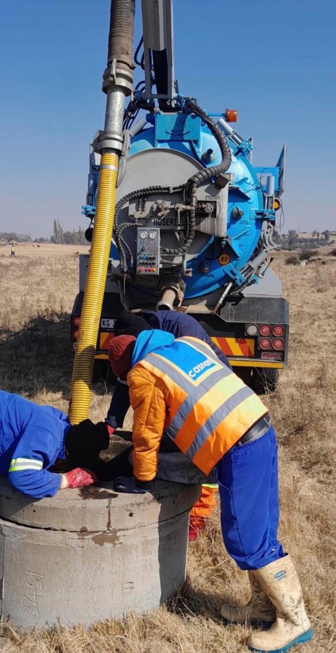 Casnan Civils crew installing bulk water pipeline beside a river